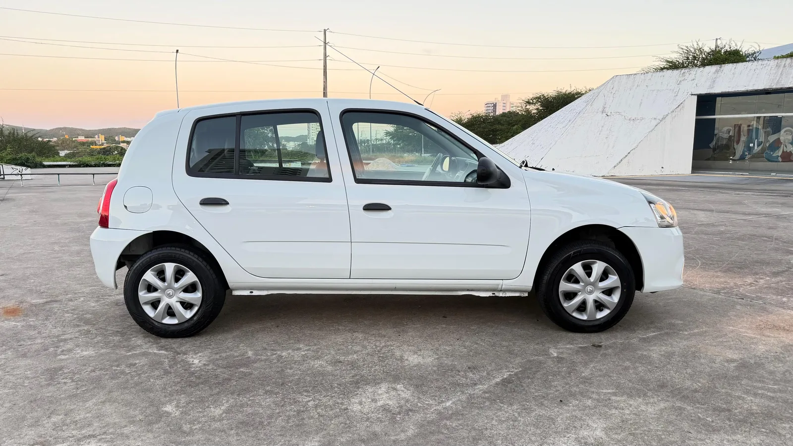 Renault Clio Expression 1.0 2015 — foto 2 de 8