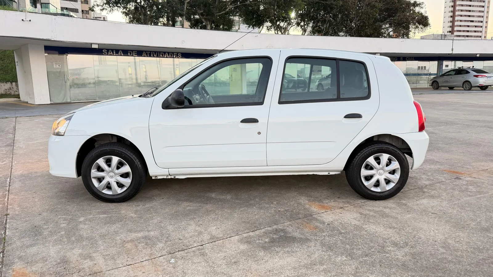 Renault Clio Expression 1.0 2015 — foto 4 de 8