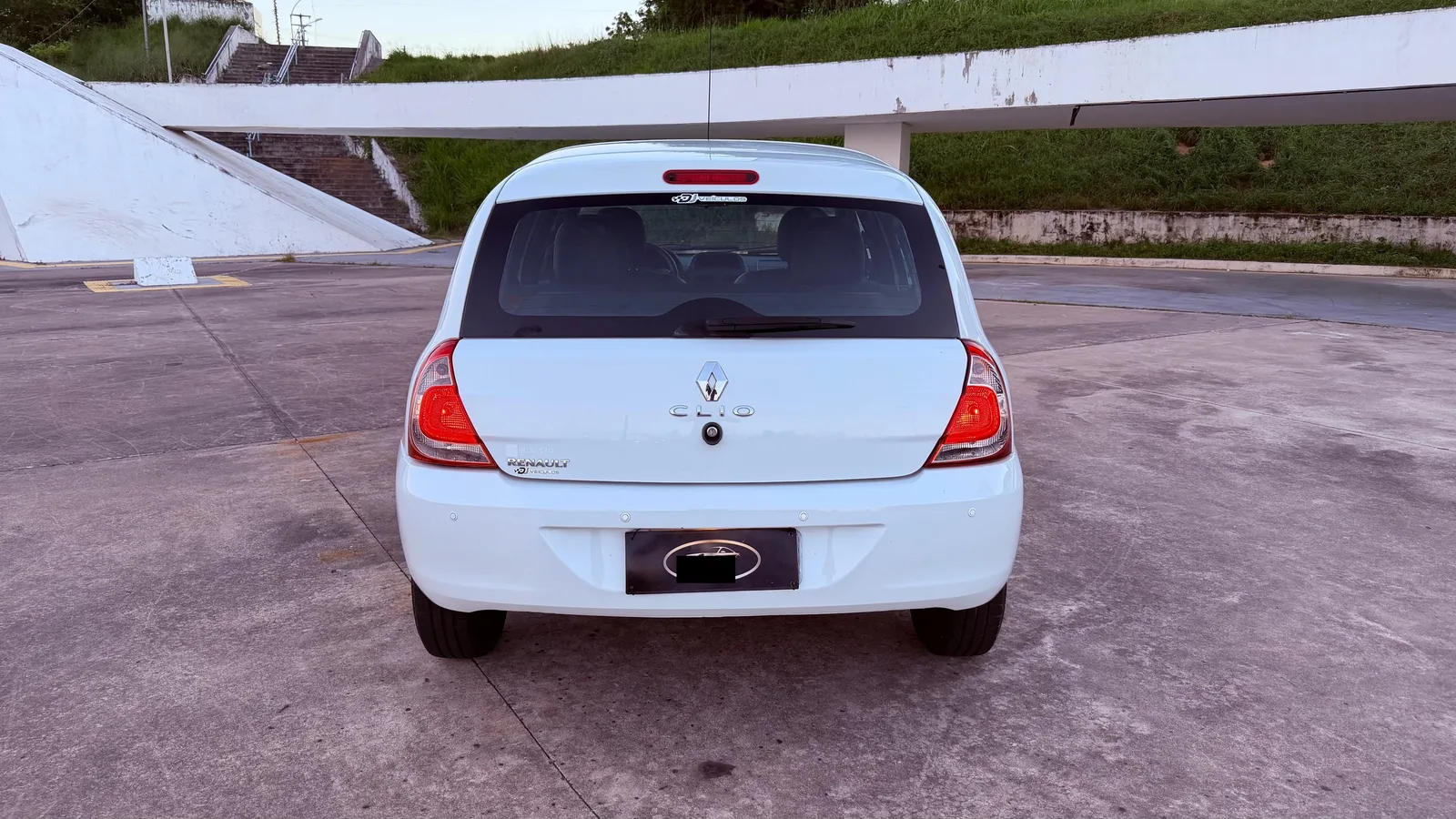 Renault Clio Expression 1.0 2015 — foto 5 de 8