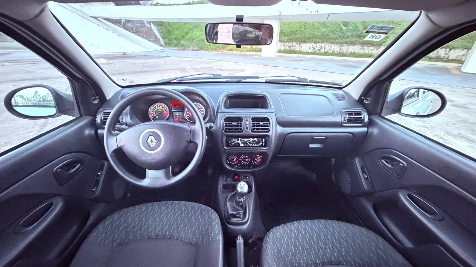 Renault Clio Expression 1.0 2015 — foto 8 de 8